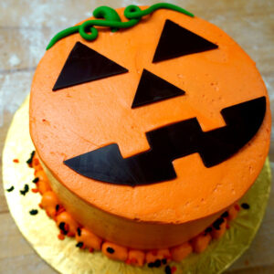 bennisons-bakery-halloween-pumpkin-cake Picture of cake with halloween pumpkin design on top