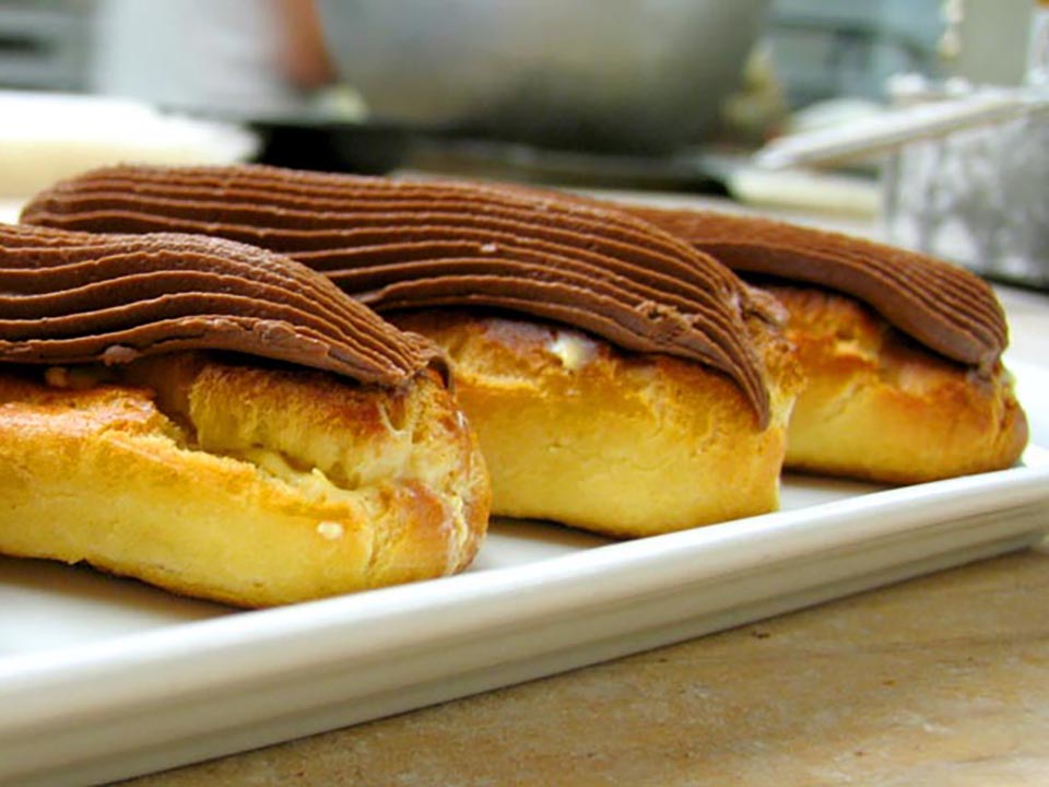bennisons-bakery-sweets-eclairs